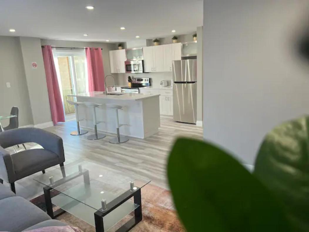 Entire 2 Bedroom Apartment Downtown - U2 Kitchener Dış mekan fotoğraf
